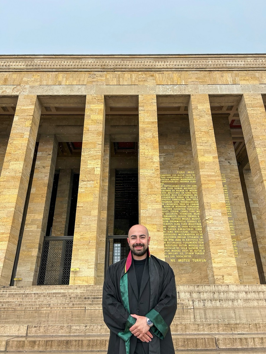 Av. Mertcan Çoruk avukat cübbesiyle Anıtkabir'de